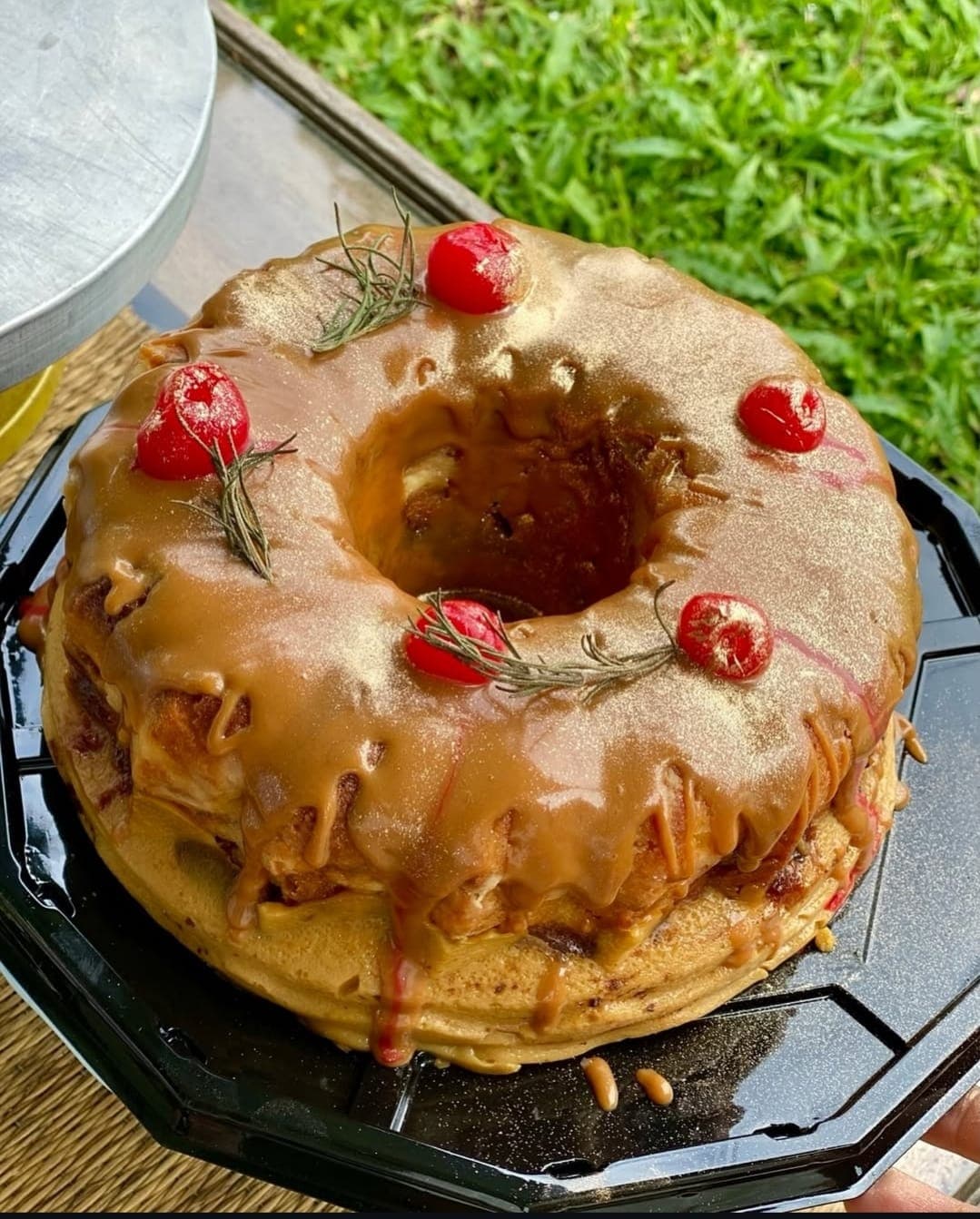 Torta personalizada de dos pisos con flores naturales